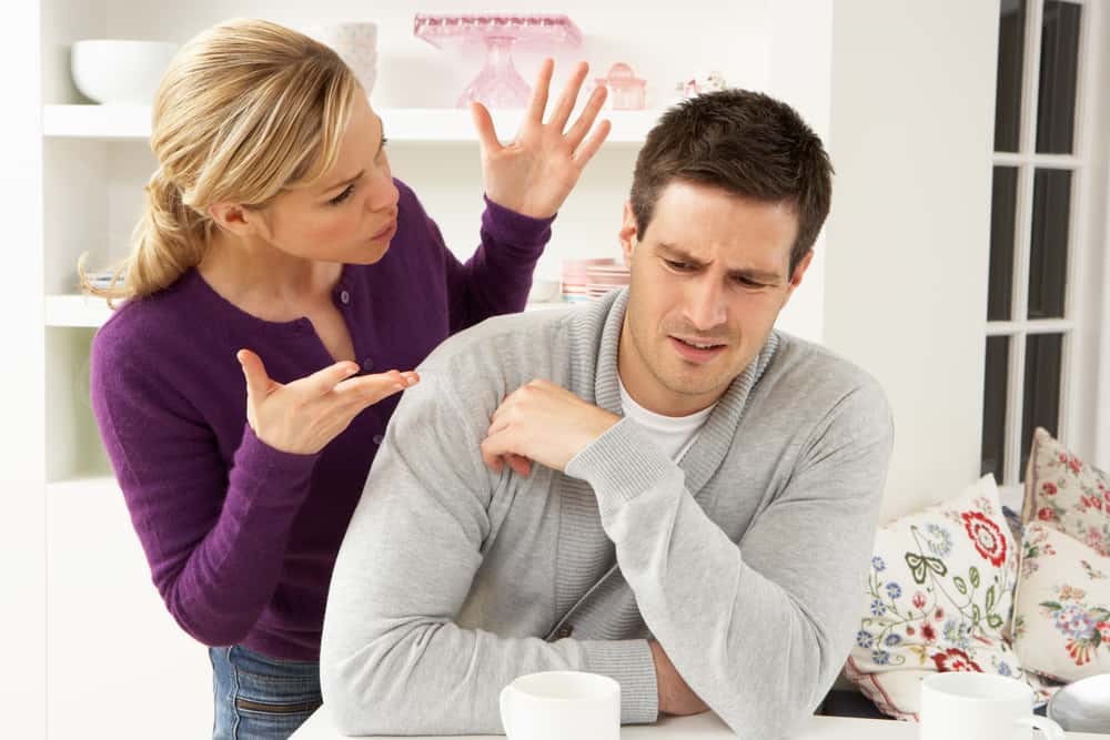 la femme crie à l'homme qui lève les mains explique