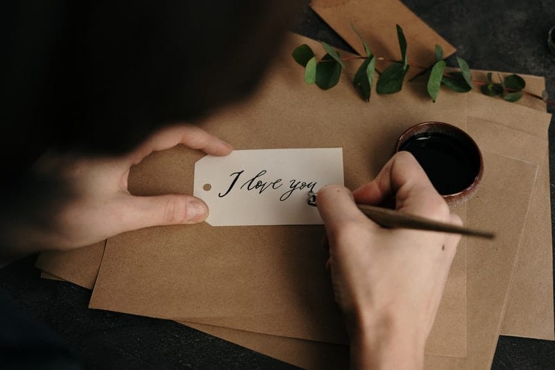 la femme dans la lettre écrit qu'elle l'aime