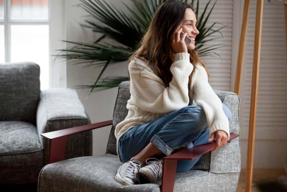 la femme dans le fauteuil parle au téléphone