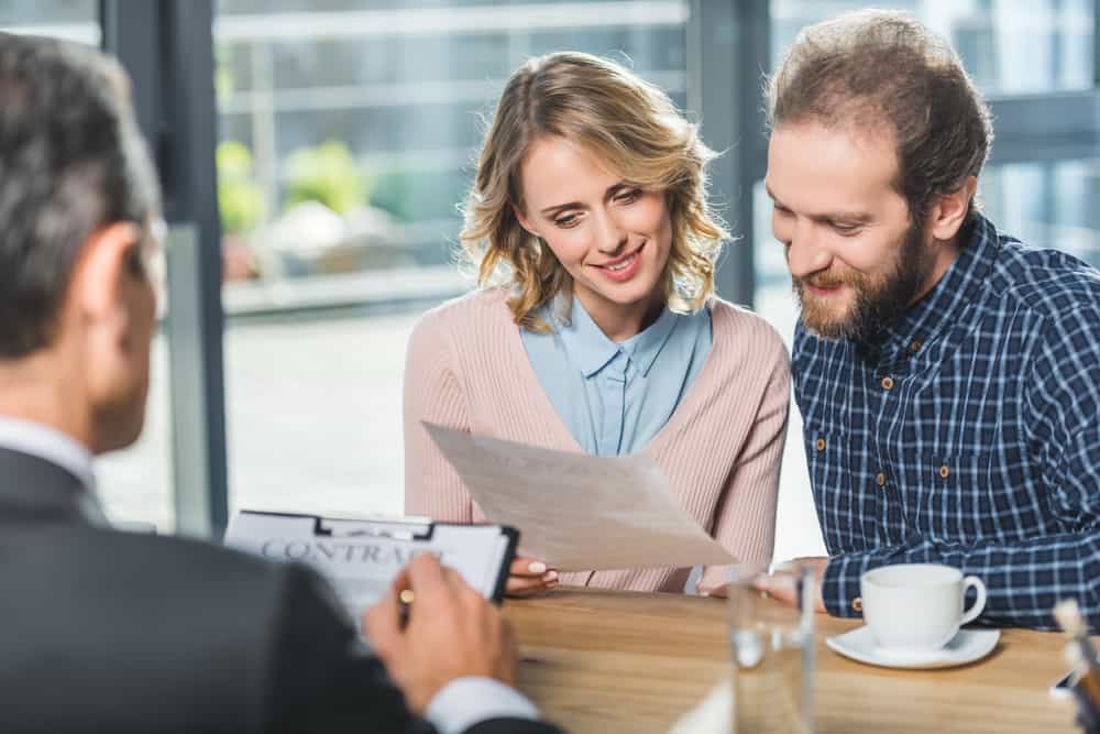 la femme explique quelque chose à l'homme et ils sourient