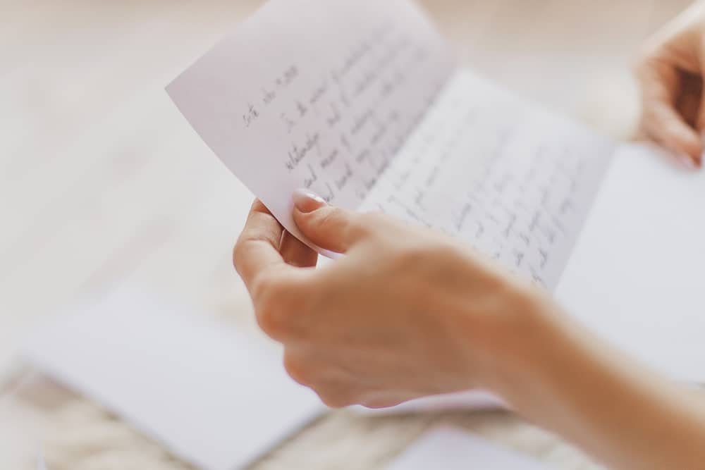 la femme lit la lettre écrite