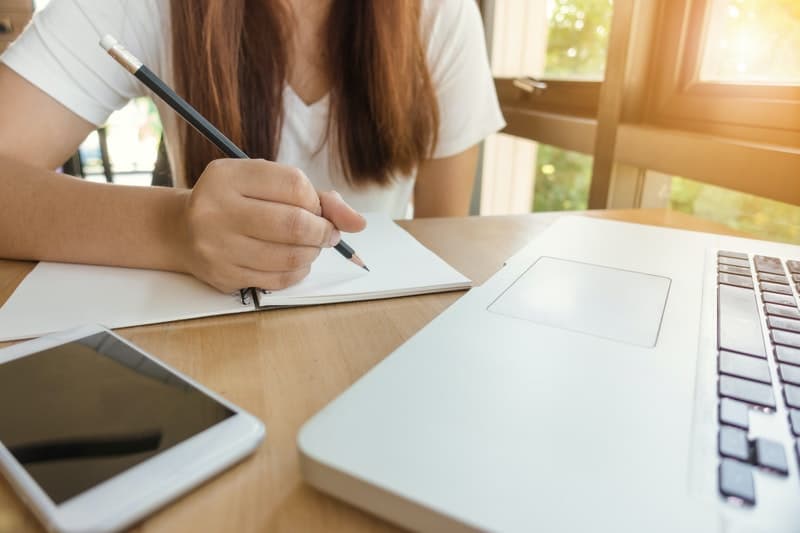 la femme pense en écrivant la lettre