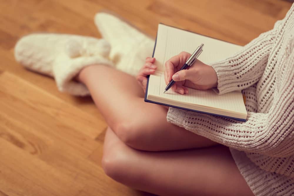 la femme s'assied et écrit