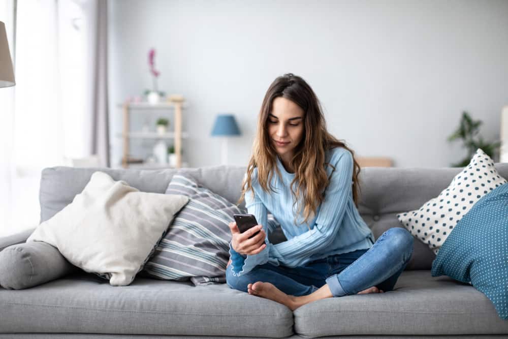 la femme s'assoit et regarde le téléphone