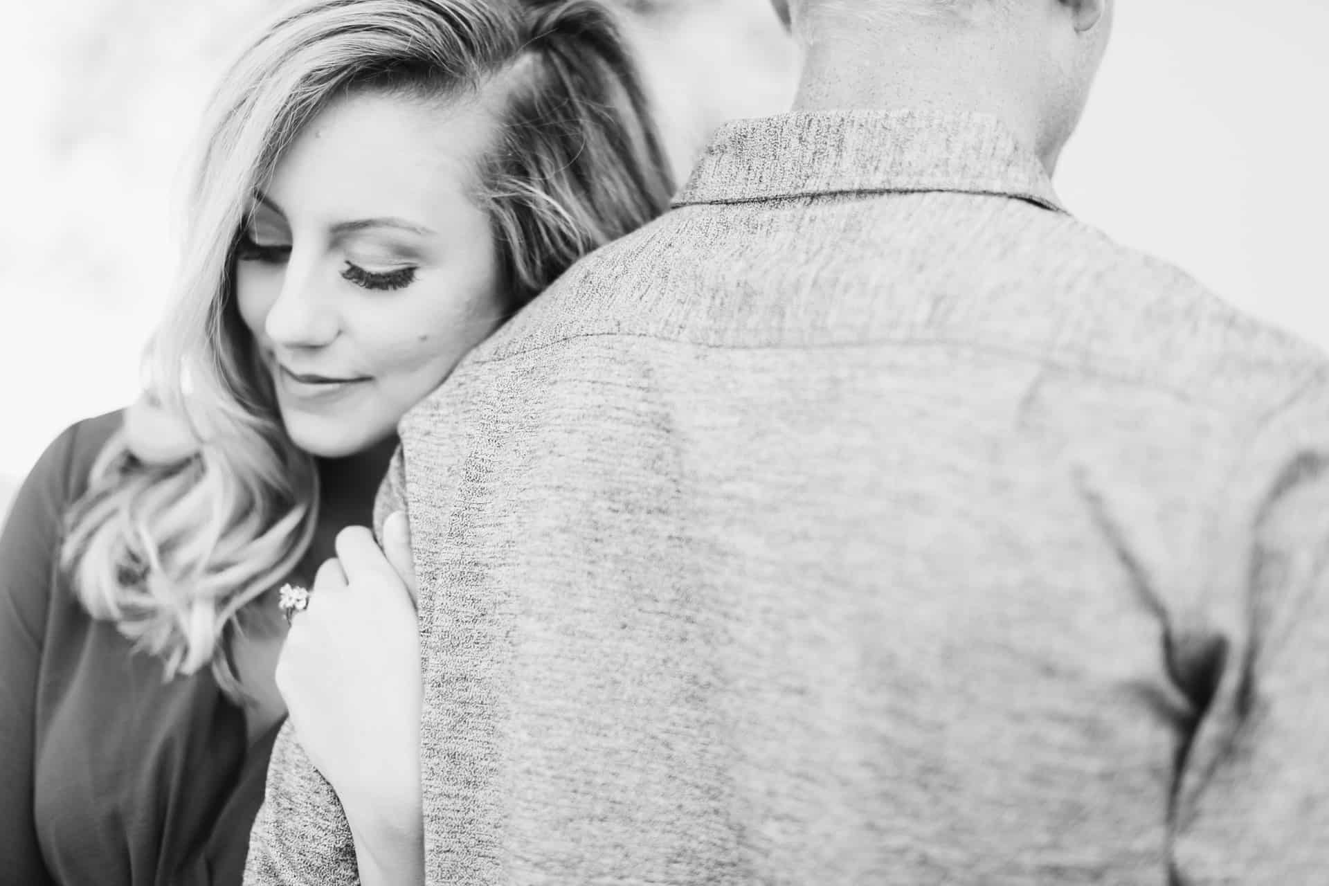 la femme se tient à côté de l'homme
