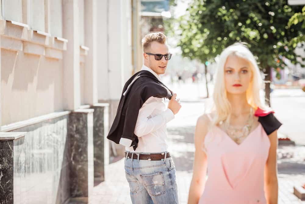 la femme s'éloigne de l'homme