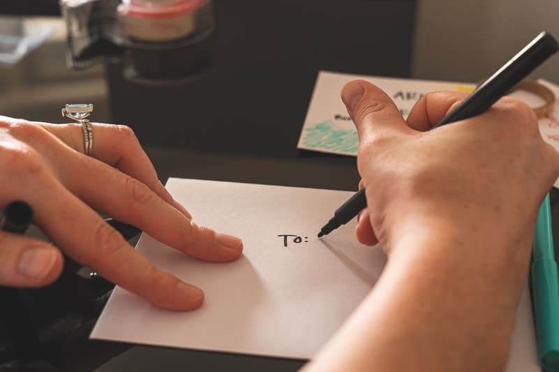 la femme écrit sur l'enveloppe