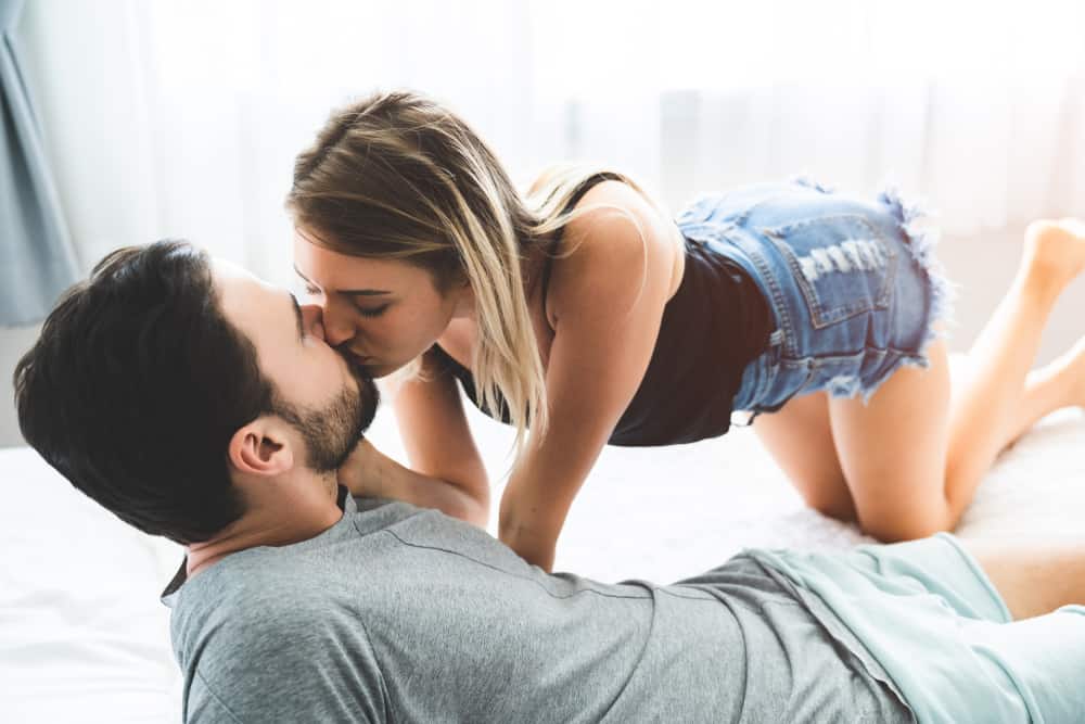 la fille au lit aime passionnément son homme