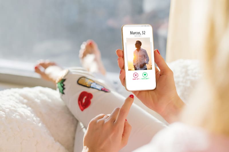 la fille en pyjama utilise un téléphone portable