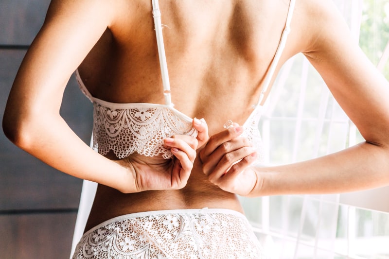 la fille enlève son soutien-gorge(1)