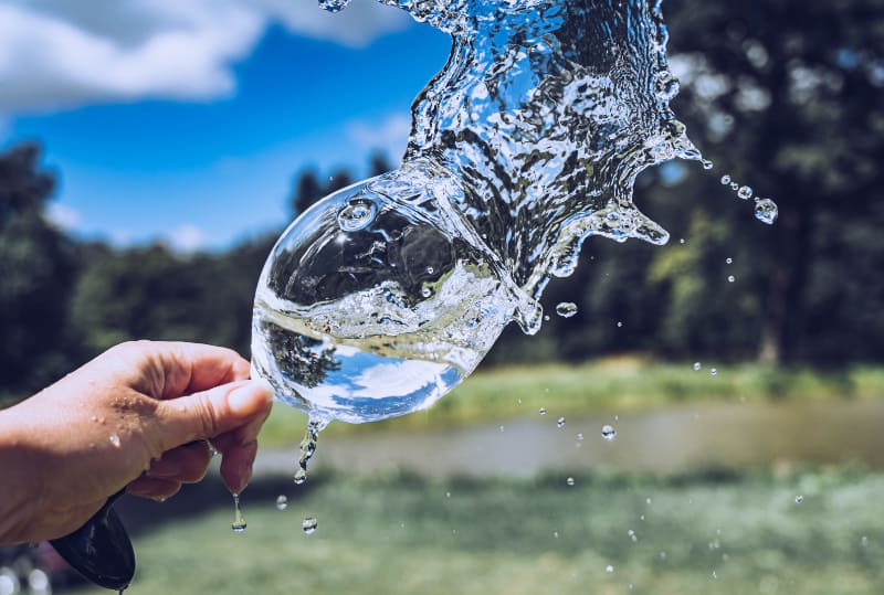 la fille qui a renversé l'eau