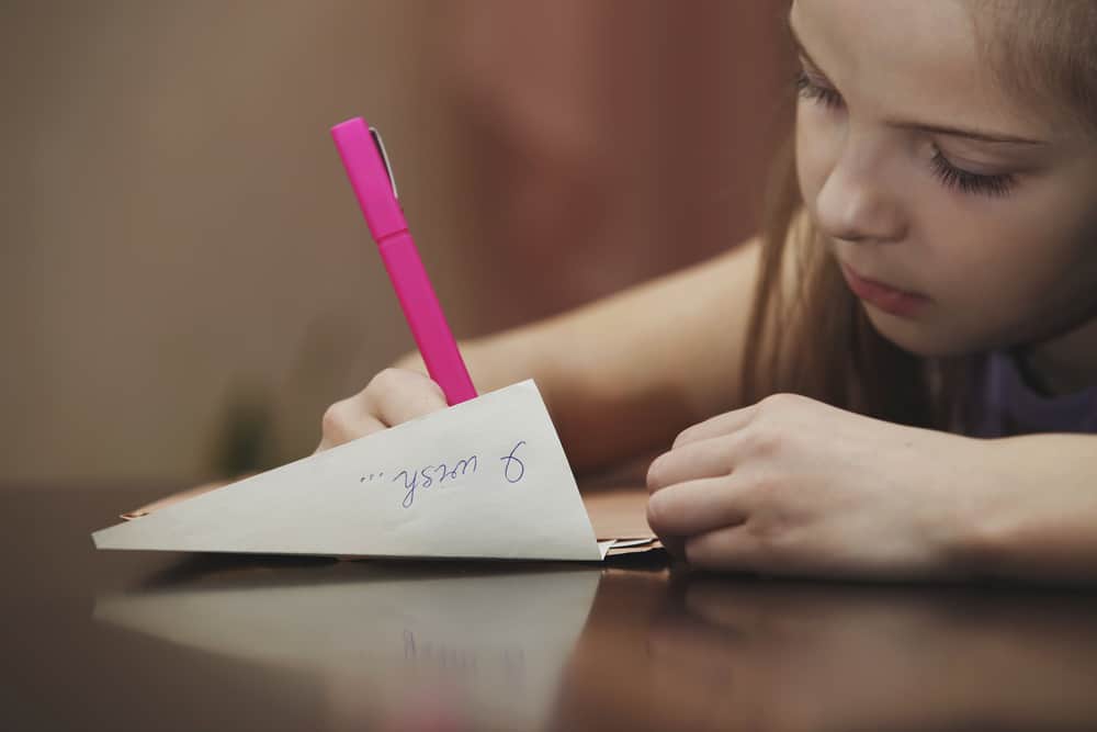 la fille écrit une lettre