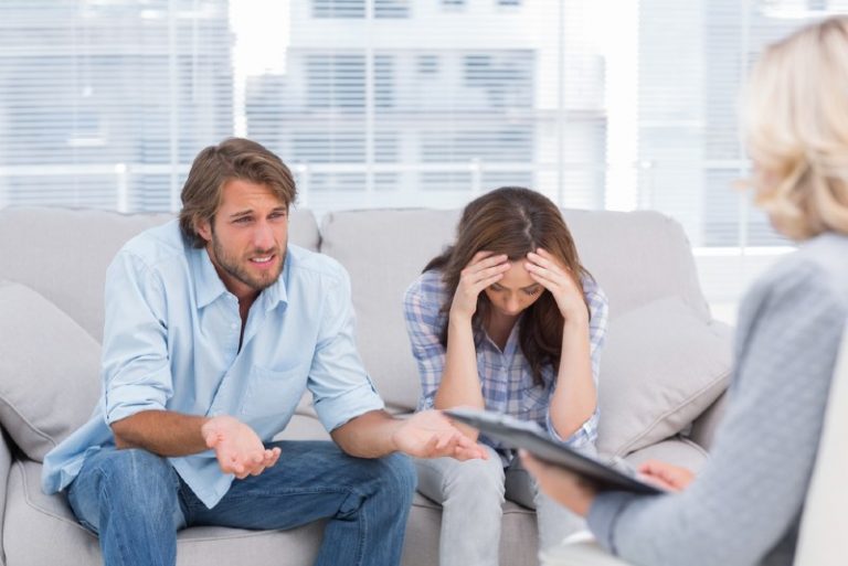 Jeune couple assis sur le canapé du thérapeute et la femme pleure