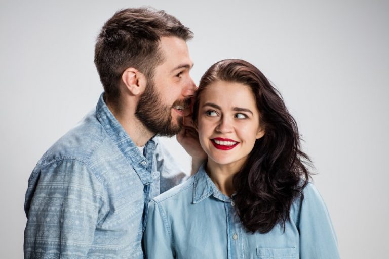 Un jeune homme chuchotant à la femme