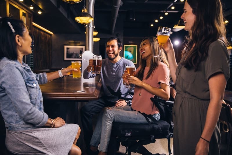 le bar boit des bières