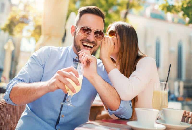 le couple flirte dans un café
