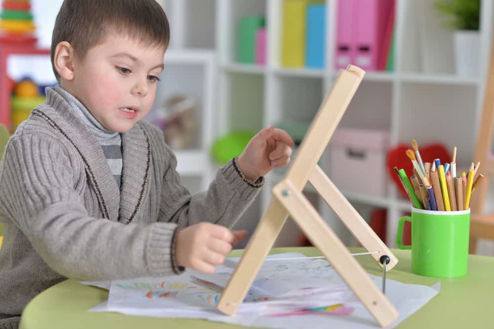 le garçon compte sur un boulier
