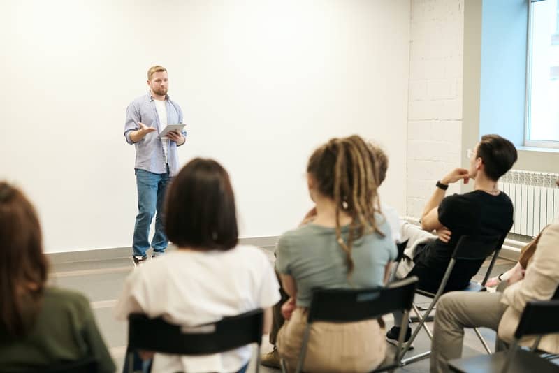 le groupe écoute une conférence