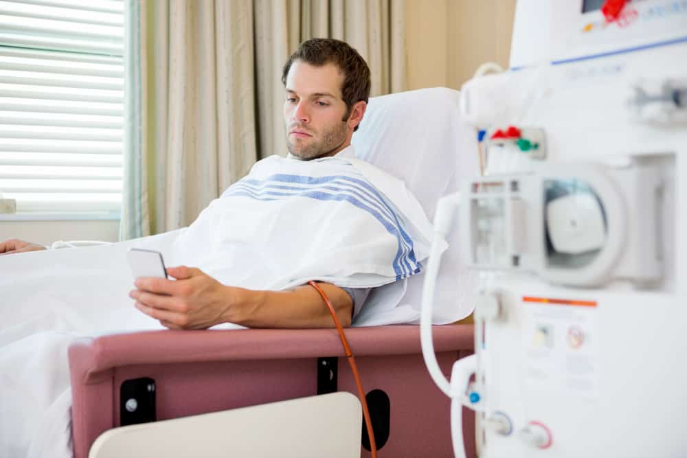 le patient se trouve à l'hôpital et lit le sms