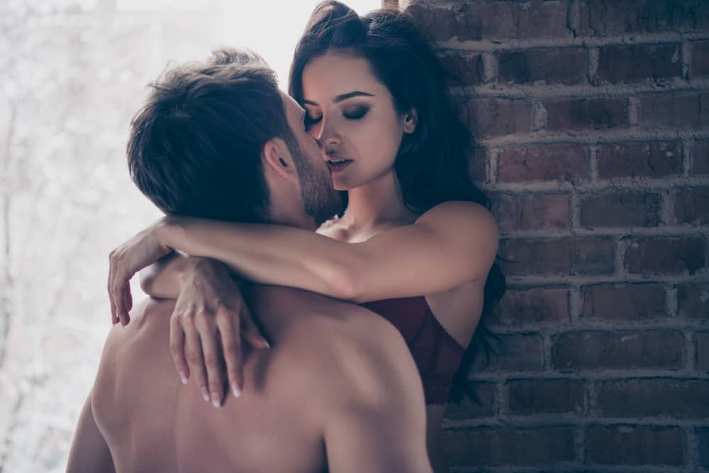 l'homme a mis la femme contre le mur et l'a embrassée