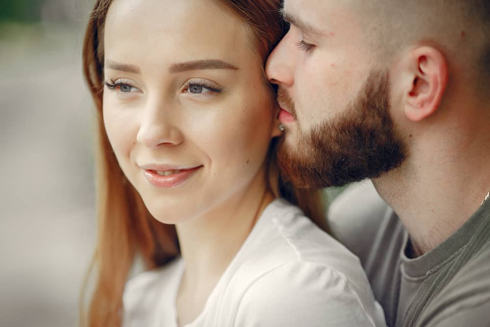 l'homme a étreint la femme par derrière