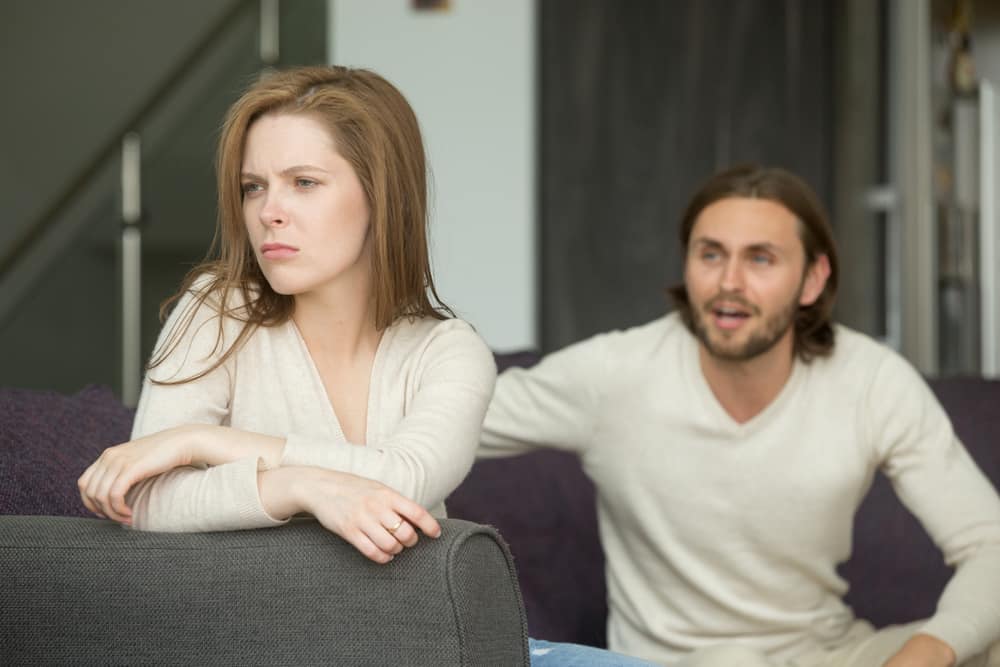 l'homme crie à la femme alors qu'elle lui tourne le dos
