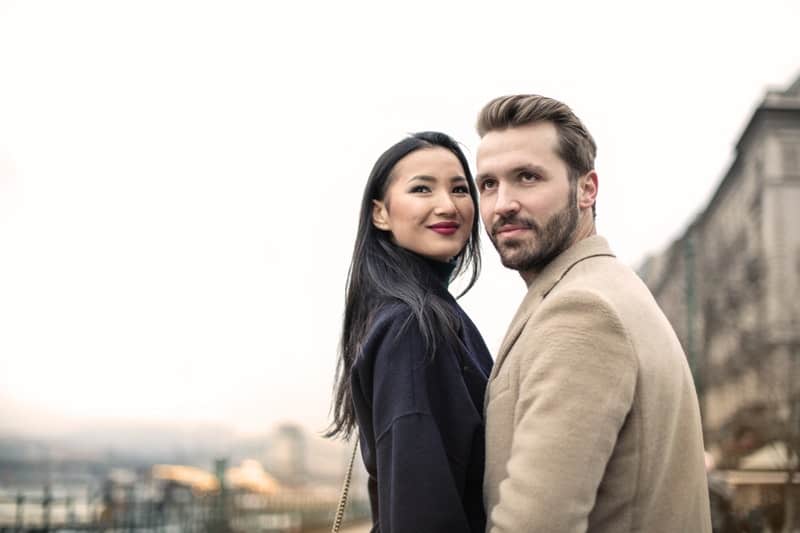 l'homme et la femme ont regardé au loin