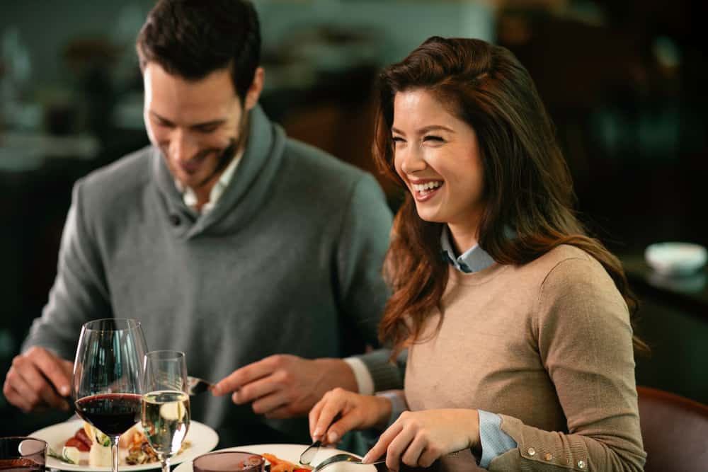 l'homme et la femme rient au déjeuner