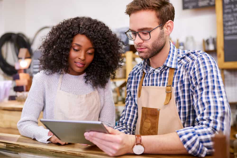 l'homme explique quelque chose sur la tablette à la fille