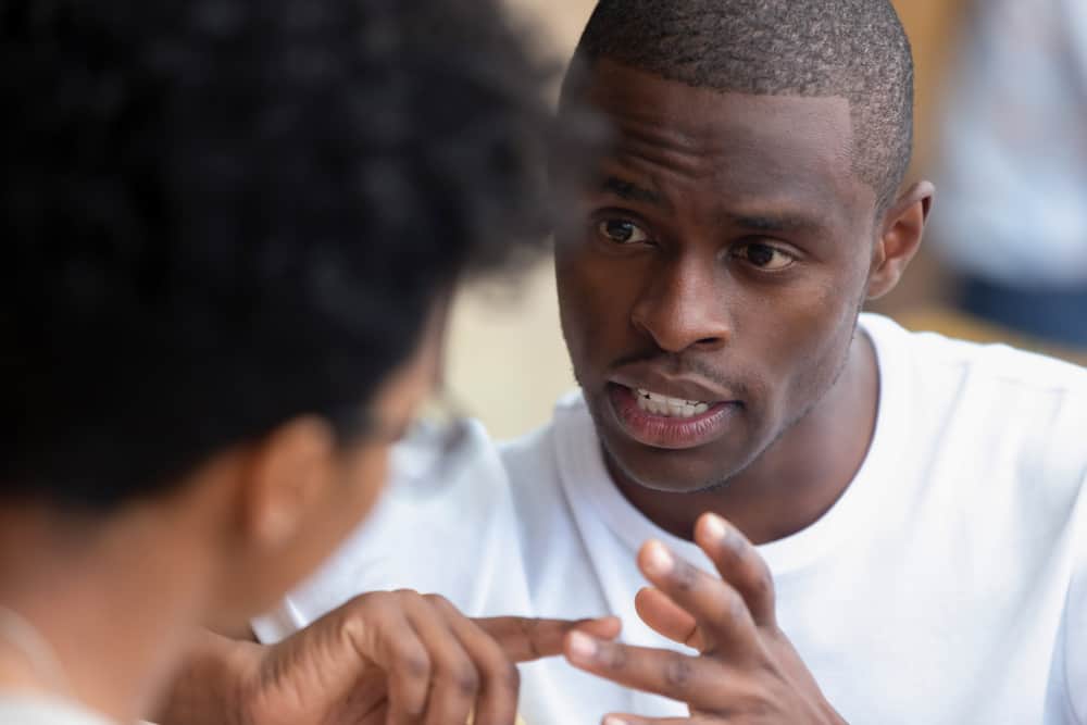 l'homme explique quelque chose à la femme