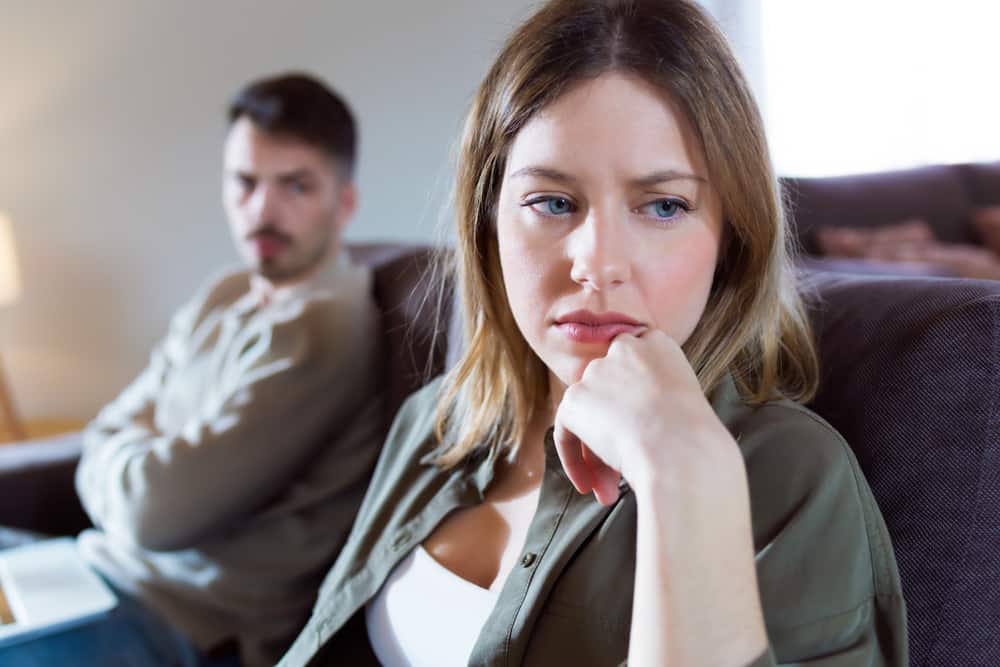 l'homme regarde avec colère la femme triste alors qu'ils sont assis