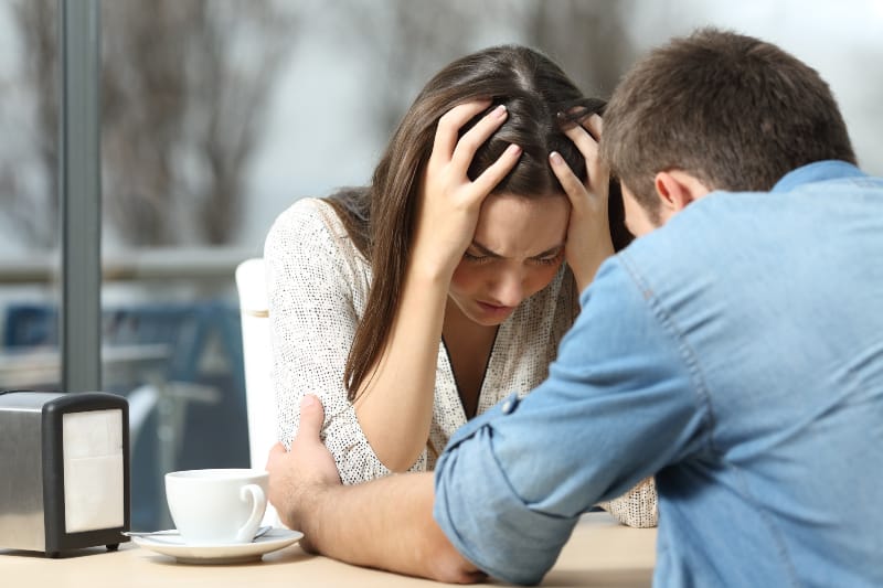 l'homme réconforte la fille