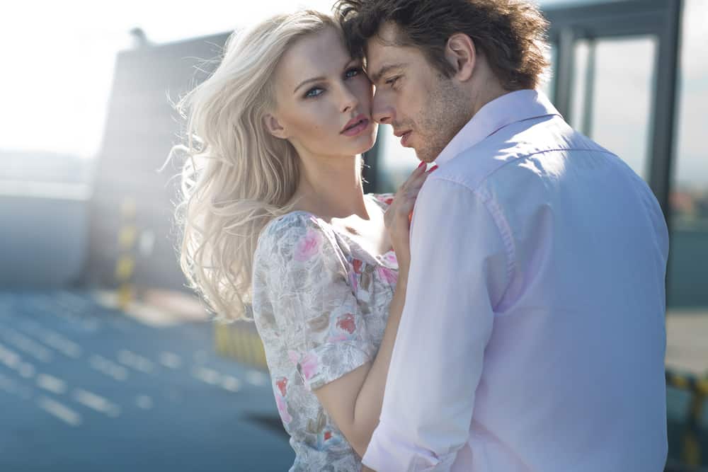 l'homme se tient à côté de la femme