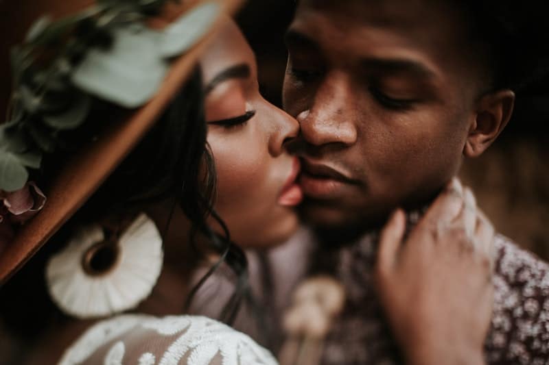 l'homme touche les lèvres de la femme