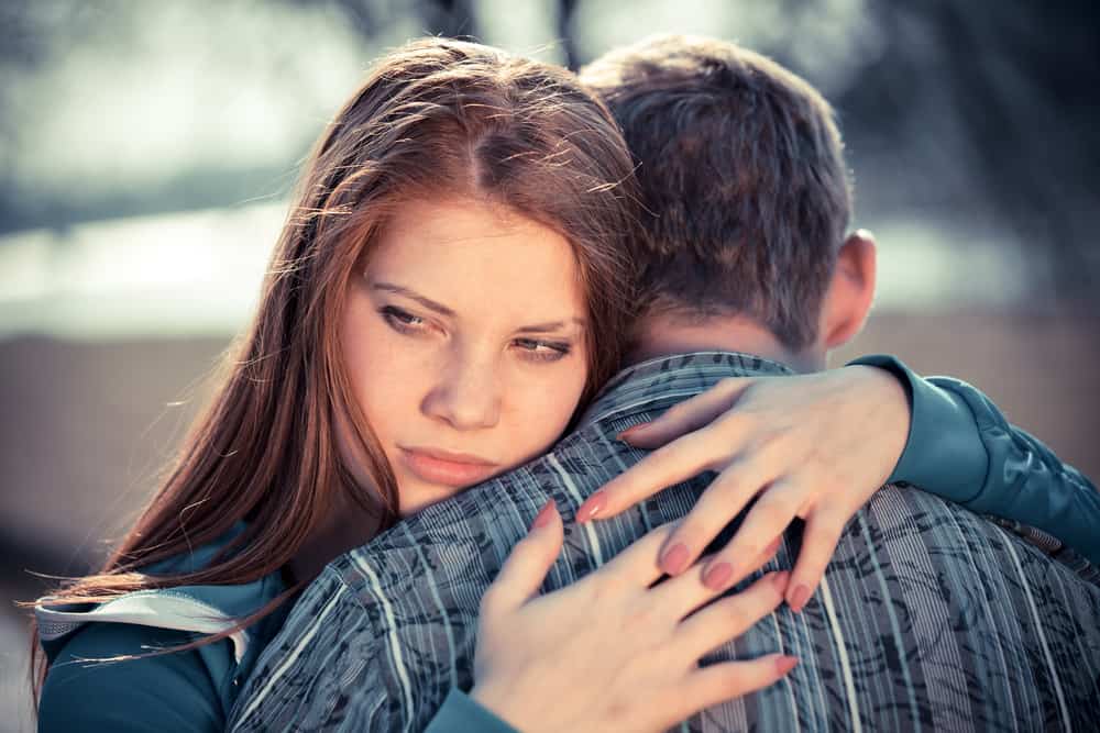 l'homme étreint la femme triste