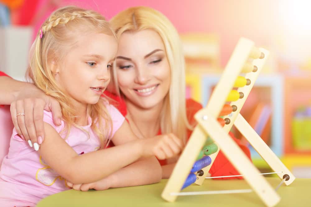 mère et fille utilisent boulier