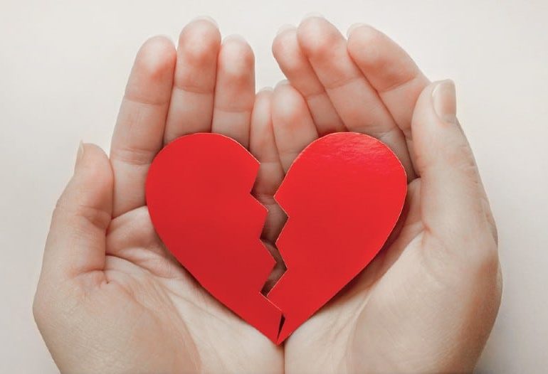 Close up de papier coeur brisé sur fond de bois blanc