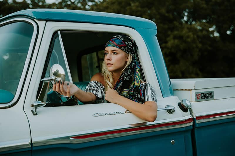 sérieux, jeune femme, conduire voiture