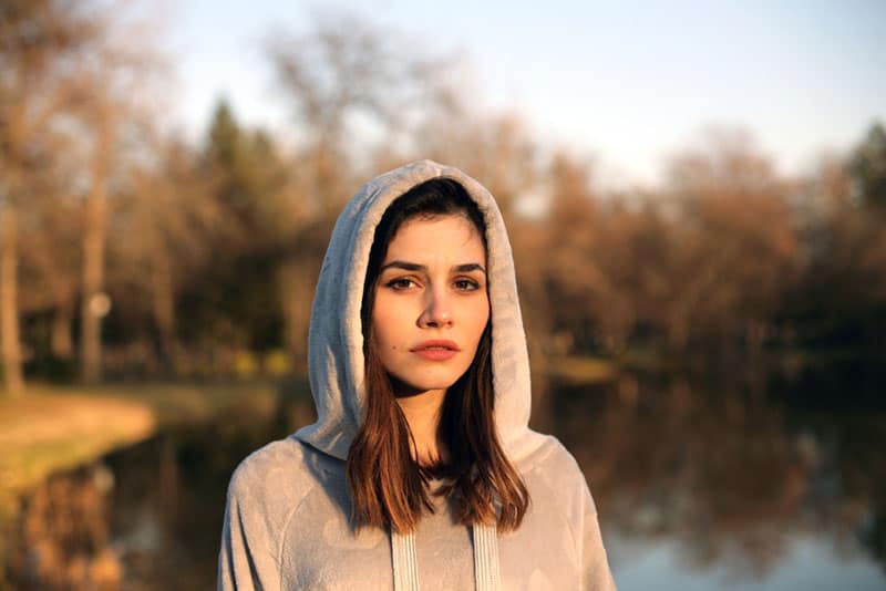 sérieux jeune femme posant
