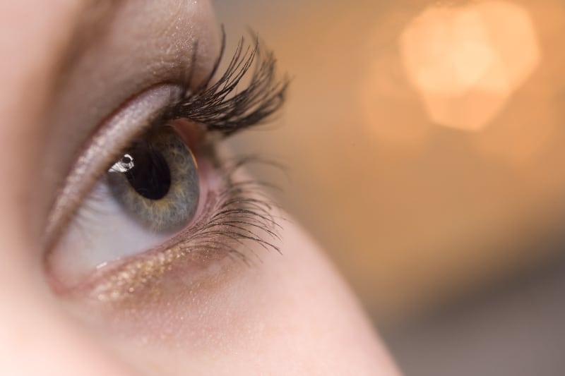 un bel œil féminin de couleur verte