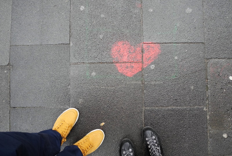 un coeur dessiné sur la route