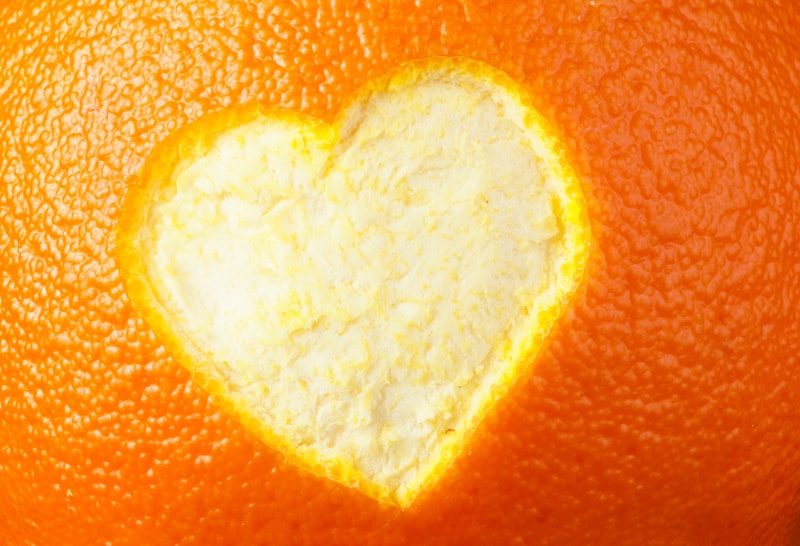 un coeur dessiné sur une orange