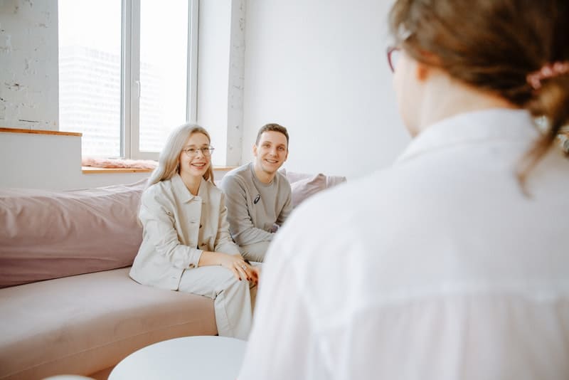 un couple aimant souriant, parler à un conseiller matrimonial