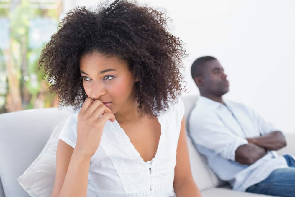un couple amoureux assis sur un canapé après une dispute
