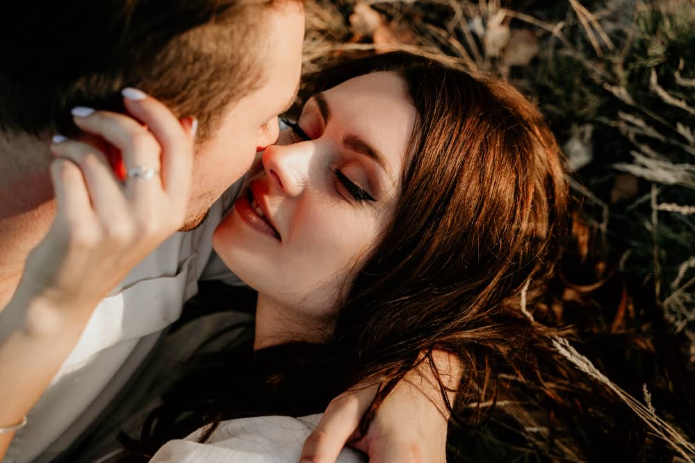 un couple amoureux dans la nature s'embrasser
