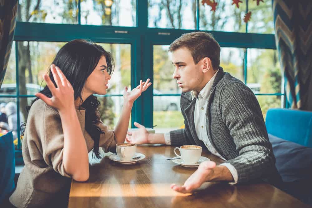un couple amoureux dans un café a une dispute