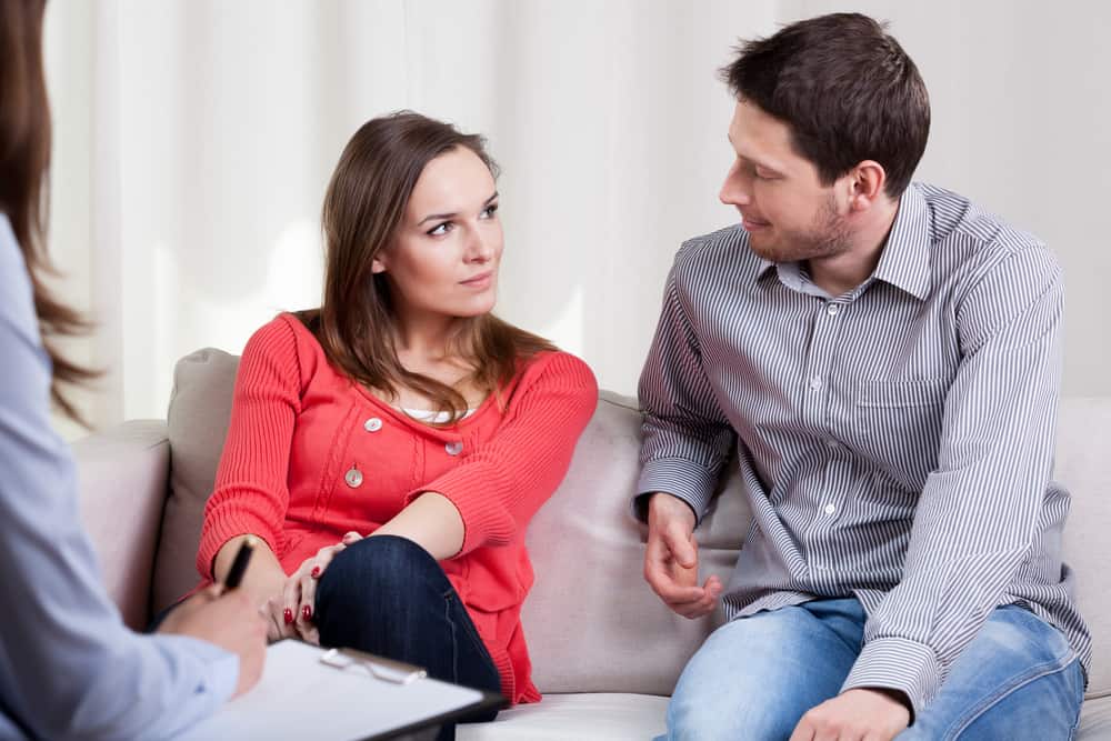 un couple amoureux en thérapie avec un psychologue