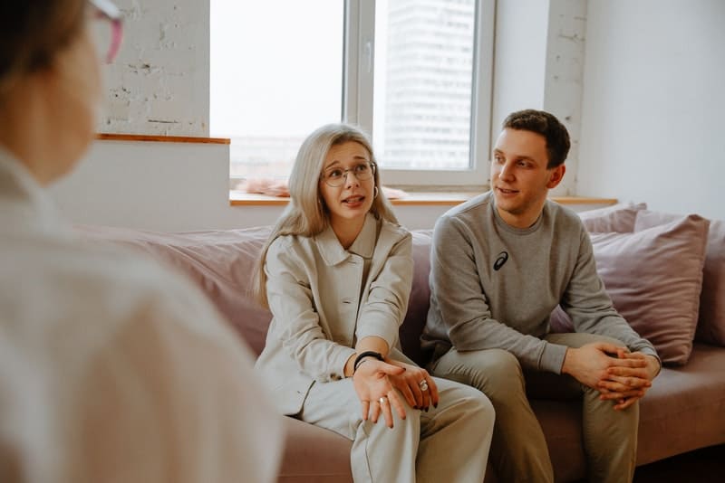 un couple amoureux parlant à un conseiller conjugal