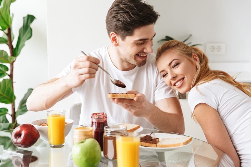 un couple amoureux prenant le petit déjeuner ensemble