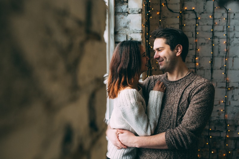 un couple amoureux profite d'une chambre décorée de lampes